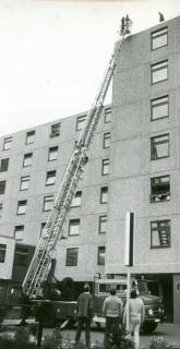 ARH Slg. Bartling 3294, Ausgefahrene Leiter der Wunstorfer Feuerwehr, Übung am Kreiskankenhaus, Neustadt a. Rbge., 1974