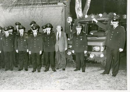 ARH Slg. Bartling 3297, Neuer Löschzug der Feuerwehr mit bekränztem Führerhaus, daneben in Uniform die Löschmannschaft, in Zivil Bürgermeister Henry Hahn (Bildmitte), Neustadt a. Rbge., um 1980