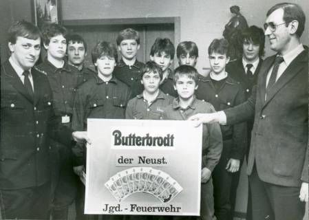 ARH Slg. Bartling 3309, Überreichung eines Geldgeschenks in Höhe von 1000 DM an die Jugend-Feuerwehr Neustadt a. Rbge. durch den Inhaber der Firma Butterbrodt Klaus Meyer, Gruppenbild, Neustadt a. Rbge., um 1975