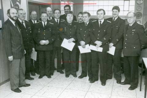 ARH Slg. Bartling 3311, Überreichung von Ehrenurkunden an mehrere Ortsbrandmeister durch den Städtischen Direktor Klaus Kortmann, Gruppenbild, Neustadt a. Rbge., 1989
