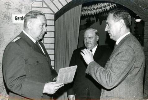 ARH Slg. Bartling 3336, Verabschiedung von Polizei-Hauptkommissar Block (l.) und Überreichung eines Geschenks durch Landrat Friedrich Meyer und Oberkreisdirektor Hans Meier, Neustadt a. Rbge., 1969