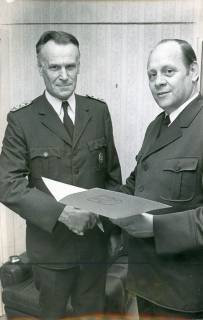 ARH Slg. Bartling 3352, Verabschiedung und Überreichung einer Urkunde an den Polizeimeister Nürnberger durch den Polizeidirektor Clawien, Neustadt a. Rbge., 1974