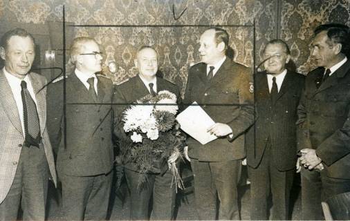 ARH Slg. Bartling 3353, Verabschiedung mit Überreichung der Urkunde an den Polizeihauptmeister Mischke (Mitte mit Blumenstrauss) durch den Polizeidirektor Clawien, Neustadt a. Rbge., 1974