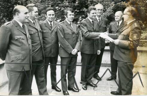 ARH Slg. Bartling 3354, Beförderung mit Überreichung der Urkunde an die Polizisten (v. l.) Prange, Klendniß, Schönfeldt, Hecht, Stünkel, Popin und Grotz, Neustadt a. Rbge., 1973
