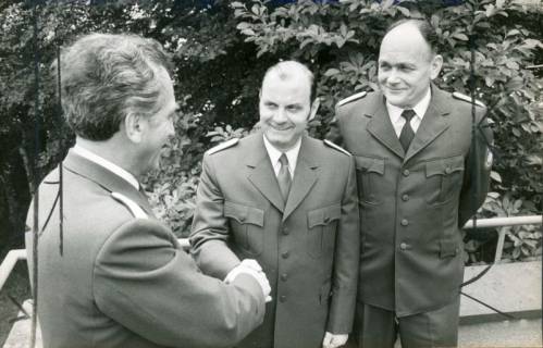 ARH Slg. Bartling 3355, Beförderung per Handschlag zum Kommissar der Polizisten Wittig und Haase durch N. N., Neustadt a. Rbge., 1974
