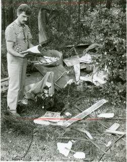 ARH Slg. Bartling 3369, Wilde Müllablagerung am Waldrand, bestehend aus diversem Hausrat, Prüfung eines Heftes durch den Mitarbeiter der Stadt Neustadt Wolfgang Wrede, Neustadt a. Rbge., um 1974