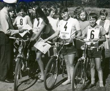 ARH Slg. Bartling 3372, Registrierung der abfahrbereiten Teilnehmer eines Radrennens (der Verkehrswacht) für Jugendliche durch einen Polizisten (l.), Neustadt a. Rbge., 1974