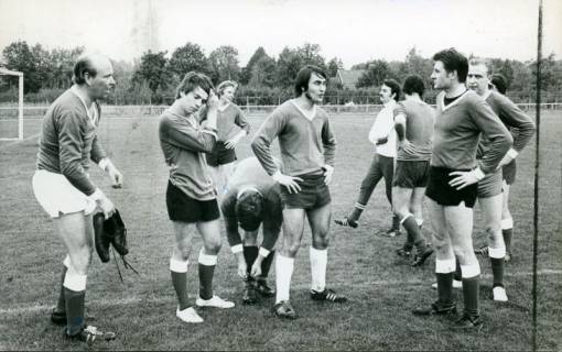 ARH Slg. Bartling 3377, Fußballteam der Polizisten in Sportkleidung auf einem Sportplatz vor Spielbeginn, Neustadt a. Rbge., 1974