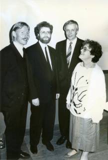 ARH Slg. Bartling 3459, Gruppenbild von drei Männern (im dunklen Anzug) und einer Frau im hellen Pullover, nebeneinander stehend, Neustadt a. Rbge., um 1985
