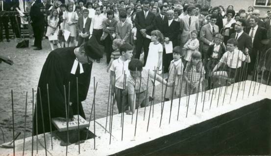 ARH Slg. Bartling 3470, Einmauerung der Schatulle durch Superintendent Gerhard bei der Grundsteinlegung der Johannes-Kirche am Wacholderweg 9, Neustadt a. Rbge., 1971
