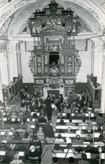 ARH Slg. Bartling 3483, Ev. lutherische Kirche, Blick von der Herrschaftsempore durch den vollbesetzten Saalbau auf das Kammerorchester vor dem barocken Kanzelaltar mit Altarorgel, Schloss Ricklingen, 1973