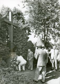 ARH Slg. Bartling 3494, Kranzniederlegung am Gedenkkreuz für die Toten im Osten ("Kreuz des Ostens") durch einige Männer mit der Fahne der Landsmannschaft Westpreußen, Kreisverband Neustadt beim Friedhof an der Lindenstraße 44, Neustadt a. Rbge, um 1975