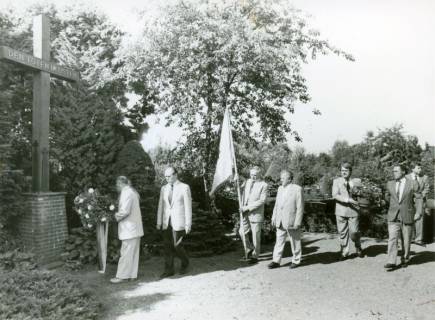 ARH Slg. Bartling 3495, Kranzniederlegung am Gedenkkreuz für die Toten im Osten ("Kreuz des Ostens") durch einige Männer mit der Fahne der Landsmannschaft Westpreußen, Kreisverband Neustadt beim Friedhof an der Lindenstraße 44, Neustadt a. Rbge, um 1975