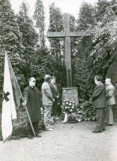 ARH Slg. Bartling 3496, Kranzniederlegung am Gedenkkreuz für die Toten im Osten ("Kreuz des Ostens") durch einige Männer mit der Fahne der Landsmannschaft Westpreußen, Kreisverband Neustadt beim Friedhof an der Lindenstraße 44, Neustadt a. Rbge, um 1975