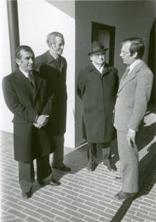 ARH Slg. Bartling 3497, Einweihung des Friedhof Lüningsburg, Kreisdirektor Wolfgang Kunze (l.) mit drei jüdischen Gästen an den Eingangsgebäuden, Neustadt a. Rbge, 1976