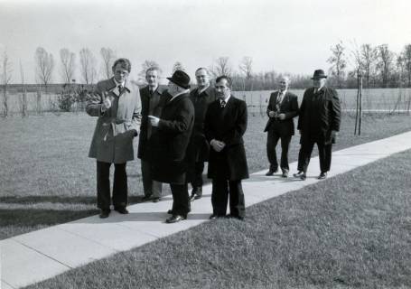 ARH Slg. Bartling 3498, Einweihung des Friedhof Lüningsburg, Bürgermeister Fritz Temps (l.) mit einigen jüdischen Gästen auf dem Friedhofsgelände, Neustadt a. Rbge., 1976