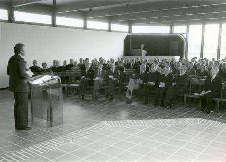 ARH Slg. Bartling 3499, Einweihung des Friedhof Lüningsburg, Bürgermeister Fritz Temps am Rednerpult vor den teilnehmenden Gästen in der Aussegnungshalle, Neustadt a. Rbge., 1976