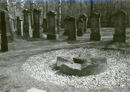ARH Slg. Bartling 3507, Blick über den Gedenkstein auf die Grabsteine des jüdischen Friedhofs, Neustadt a. Rbge., 1985