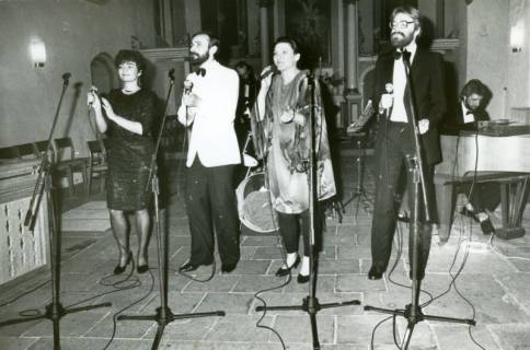 ARH Slg. Bartling 3513, Sangesquartett mit begleitender Combo samt Mikrophonen und Lautsprecherboxen im Chorraum der ev. lutherischen Liebfrauenkirche, Neustadt a. Rbge., 1974