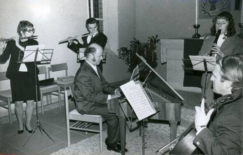 ARH Slg. Bartling 3519, Konzert eines Quintetts in der Otternhagener Kirche, mit Bernward Arand am Spinett, Wolfgang Ische am Cello sowie zwei Querflöten und einer Blockflöte, Otternhagen, 1971