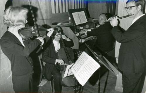 ARH Slg. Bartling 3524, Quartett auf der Orgelbühne der Liebfrauenkirche mit Kantor Hartwig Gondesen an der Orgel und drei weiteren Musikern (Querflöte, Violine, Cello), Neustadt a. Rbge., 1972