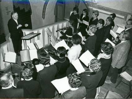 ARH Slg. Bartling 3525, Konzert auf der Empore der Liebfrauenkirche mit Kantorei und Kammerorchester unter der Leitung von Hartwig Gondesen, Blick von schräg oben auf die Musiker, Neustadt a. Rbge., 1972