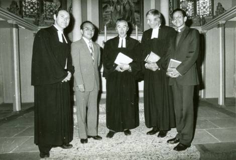ARH Slg. Bartling 3533, Gruppenbild mit Superintendent Hans Dietrich Tjarks (2. v. r.) und zwei weiteren Kirchenvertretern im Talar mit zwei asiatischen Gästen (2. v. l. in Zivil, rechts in Klerikeranzug mit Kollar), Neustadt a. Rbge., um 1985