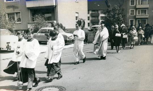 ARH Slg. Bartling 3550, Kath. Pfarrgemeinde St. Peter und Paul, feierliche Fronleichnams-Prozession über die Goethestraße, in der Mitte Pfarrer Ewald Studinski, die Monstranz tragend, Neustadt a. Rbge., um 1975