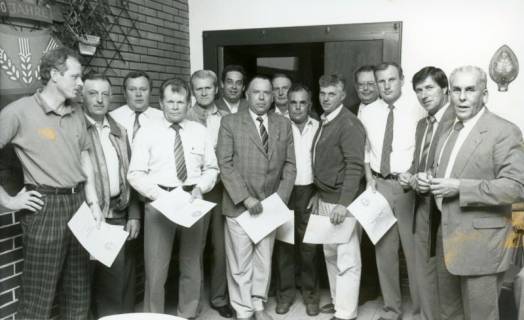 ARH Slg. Bartling 3567, Überreichung von Diplomen an mehrere Bauern durch den Kreis-Landvolkvorsitzenden Friedrich Rode (r.), Gruppenbild, Neustadt a. Rbge., um 1985
