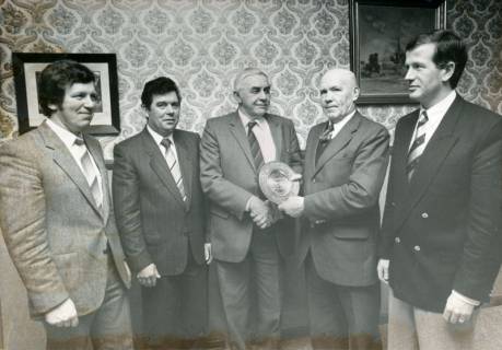 ARH Slg. Bartling 3569, Überreichung eines Zinntellers (für langjährige Mitgliedgliedschaft ??) an N. N. durch N. N., Gruppenbild mit fünf Männern, Hüftbild (2 Ex.), um 1975