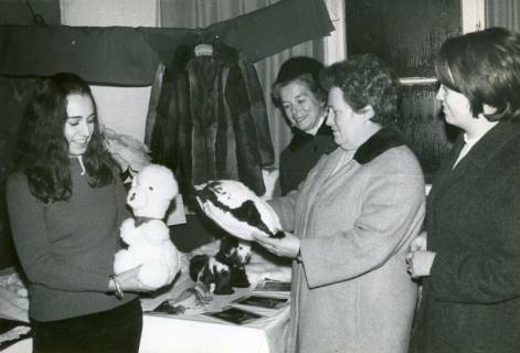 ARH Slg. Bartling 3583, Begutachtung der Handarbeiten (Kissen und Pudel) von Schülerinnen der Landwirtschaftlichen Berufsschule durch drei ältere Frauen, Neustadt a. Rbge., 1970