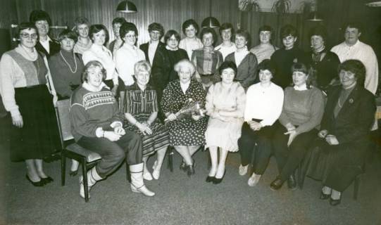 ARH Slg. Bartling 3591, Klassentreffen von Ehemaligen der Landwirtschaftlichen Berufsschule, Gruppenbild mit der ehem. Lehrerin Hanna Tonne (?), Neustadt a. Rbge., um 1980