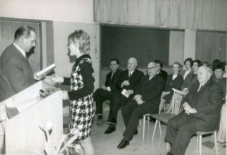 ARH Slg. Bartling 3603, Überreichung eines Buchgeschenks an eine Absolventin der Landwirtschaftsschule durch den Kreis-Landvolkvorsitzenden Friedrich Rode, Neustadt a. Rbge., 1969