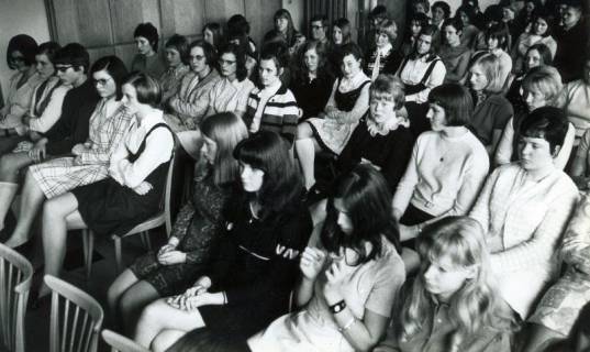 ARH Slg. Bartling 3605, Verabschiedung der Absolventinnen der Landwirtschaftsschule, Blick von der Seite auf die im Saal sitzenden Schülerinnen, Neustadt a. Rbge., 1970