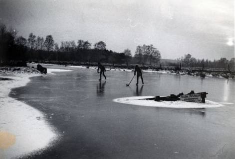ARH Slg. Bartling 3638, Zwei Eishockeyspieler auf einem zugefrorenen Feuerlöschteich, Neustadt a. Rbge., um 1975