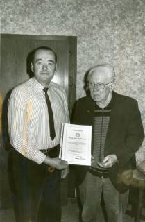 ARH Slg. Bartling 3645, Überreichung einer Ehrenurkunde für langjährige Mitgliedschaft im Reichsbund an N. N. durch N. N., Neustadt a. Rbge., um 1980