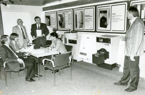ARH Slg. Bartling 3646, Kundenberatung im Schauraum für Heizungsanlagen der Stadtwerke, Neustadt a. Rbge., um 1980