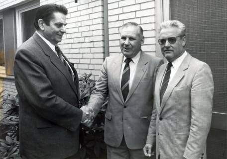 ARH Slg. Bartling 3649, Glückwunsch an den Rektor und Handball-Sportwart des TSV Walter Kreienmeyer durch zwei unbekannte Herren, Neustadt a. Rbge., um 1980