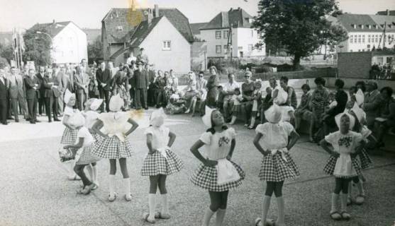 ARH Slg. Bartling 3659, Holländer-Tanz einer Gruppe von Mädchen aus Garbsen auf einer Waschbetonplatte aus Anlass eines Politiker-Besuchs im Wahlkampf, Neustadt a. Rbge., 1969