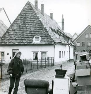 ARH Slg. Bartling 3662, Zur Abholung bereitgestellter Sperrmüll auf dem Fußweg der Wallstraße, Blick über den Müllberg in die Schwarze Gasse, Neustadt a. Rbge., um 1975