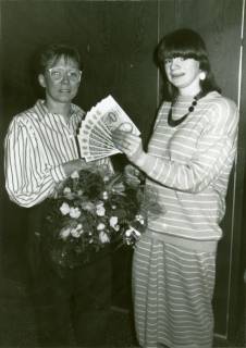 ARH Slg. Bartling 3672, Überreichung eines Blumenstraußes und von neun 1000 DM-Scheinen an Frau (in gestreifter Bluse) durch die Sparkassenangestellte Knigge, Neustadt a. Rbge., um 1985