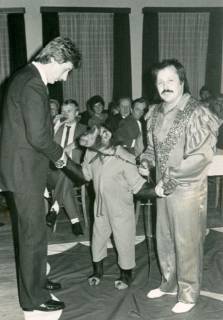 ARH Slg. Bartling 3677, Begrüßung des "Schimpansen-Opas" Robby (an der Hand des Zirkusdirektors Köhler) vom Circus Belly durch den Conferencier einer größeren Versammlung, Neustadt a. Rbge., um 1985