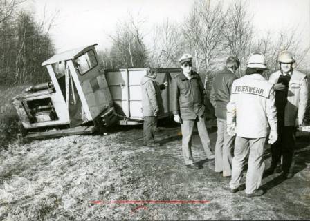 ARH Slg. Bartling 3685, Einsatz der Feuerwehr und der Polizei Neustadt a. Rbge. bei einem Unfall der aus den Schienen gesprungenen Torfbahn, um 1985