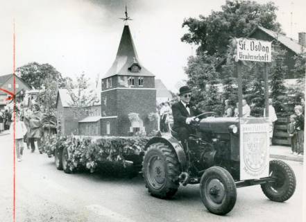 ARH Slg. Bartling 3704, Umzug anläßlich der 1000-Jahr-Feier von Mandelsloh, Treckergespann der St. Osdag-Bruderschaft mit Wappen am Kühler, auf dem Anhänger ein großes Modell der Kirche, Mandelsloh, 1985