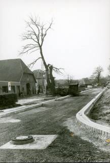 ARH Slg. Bartling 3714, Straßenerneuerung der L 360, Fertiggestellter Untergrund, Mardorf, um 1980