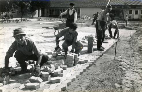 ARH Slg. Bartling 3779, Pflasterung des Schulhofs der Grundschule, Poggenhagen, 1971