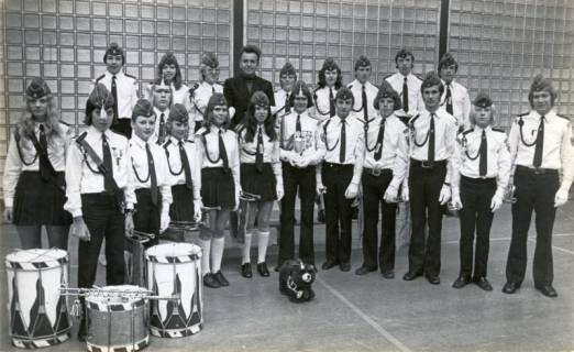 ARH Slg. Bartling 3802, Gruppenbild des Fanfarenzugs des Schützenvereins in einer Turnhalle vor einer Wand aus Glasbausteinen, Poggenhagen, 1972