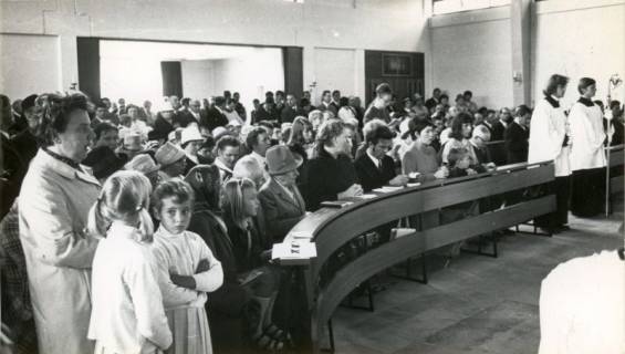 ARH Slg. Bartling 3804, Einweihung der katholischen Filial-Kirche St. Johannes Ap. in der Schlesierstraße 15, Blick vom Altarraum in die vollbesetzte Leutekirche, Poggenhagen, 1970
