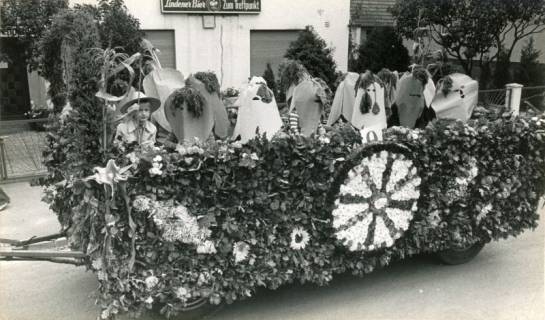 ARH Slg. Bartling 3807, Preisgekrönter Festwagen beim Erntefestumzug vor der Gaststätte Zum Treffpunkt, Poggenhagen, 1973