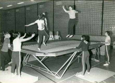 ARH Slg. Bartling 3808, Trampolinspringen in einer Turnhalle (vor einer Wand mit Glasbausteinen), Poggenhagen, 1973